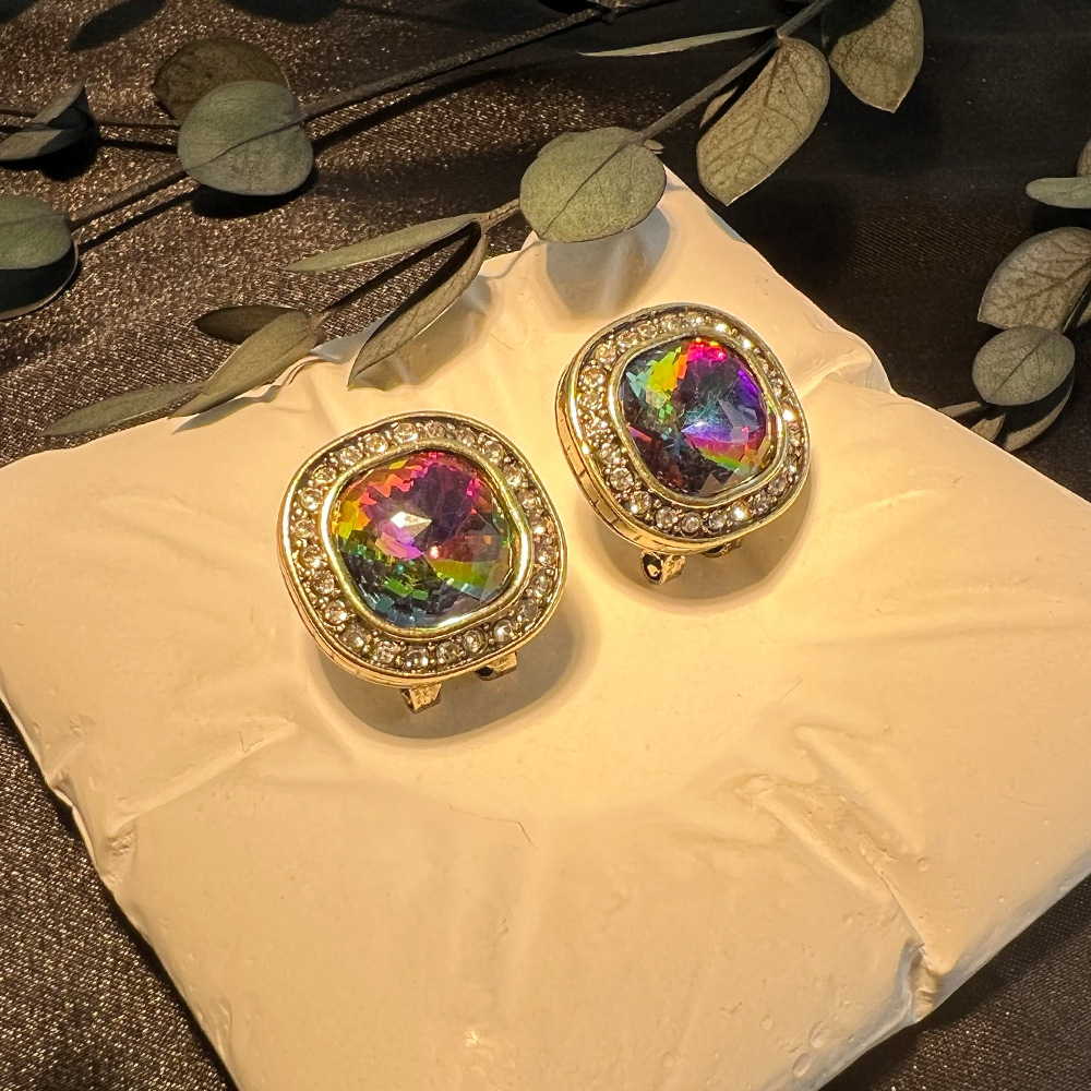 Diamond Stud Earrings - ต่างหูแบบติดหูทรงสี่เหลี่ยมสไตล์วินเทจยุคกลาง ประดับเพชรหลากสี ดีไซน์เก๋ ทันสมัย ใช้งานได้หลากหลาย สไตล์เรโทร